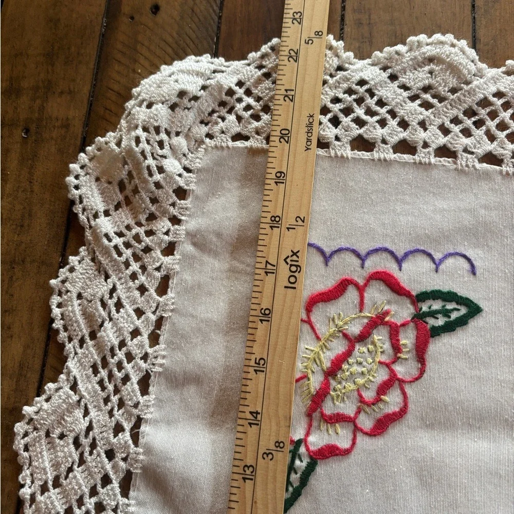 Vintage Floral Embroidered Lace‎ Table Topper Cottagecore Spring  Grandmacore